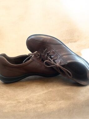 ECCO Women’s Brown Leather Lace-Up Oxfords